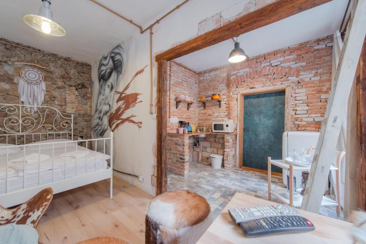 Accommodation At The Zeus Apartment Bratislava Buitenkant foto